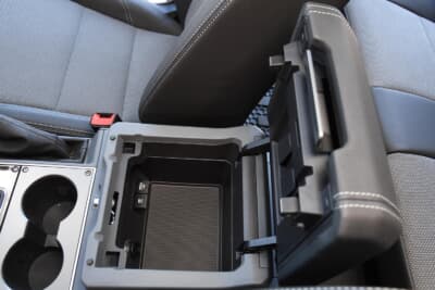 イネオス「グレナディア」：センターコンソールボックスの中