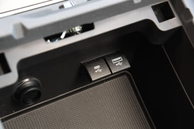 イネオス「グレナディア」：センターコンソールボックス内にはUSB.AとCの差し口が1つずつと、12Vソケットが備わっている