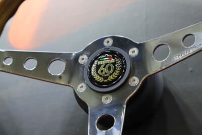 モモ60周年の専用ホーンボタン。スポークにも「Anniversary」の文字が刻まれている