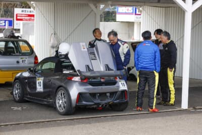 パドックの雰囲気は常にアットホームだ。レースに「怖い」という印象を抱いている人がいれば、ぜひ東北660を観戦しに来てほしい