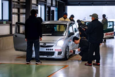 朝の車検では安全面のチェックやタイヤのマーキングが行われる。スポーツランドSUGOの車検場は重量を計測できるのも嬉しい