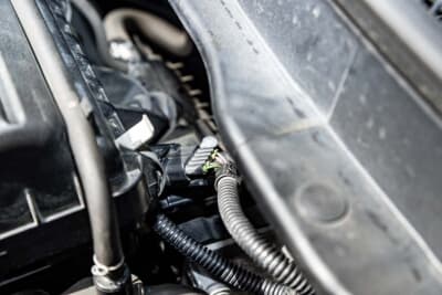 ホンダ N-ONE:フラッシュエディターはワンメイクレースのときにすぐ取り外せるよう、スロットルの手前に噛ませるなど取りまわしを工夫している