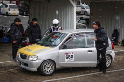 スズキ HA23型 アルト：決勝は途中から雪が降りウェット路面になるなど、ドライバーにとっては難しい展開となった。そんな状況のなか準優勝は本当に見事
