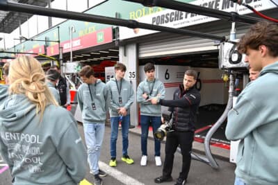 サポートレースのポルシェカレラップに参戦する若手ドライバーたちも、ハイパーカーの仕事の内容を学ぶ機会があります
