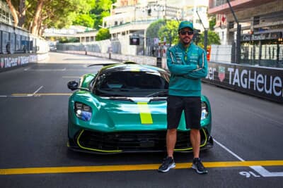 アストンマーティン ヴァルハラ：アストンマーティン・アラムコF1チームのフェルナンド・アロンソがステアリングを握り、伝統あるモンテカルロの市街地を走行した
