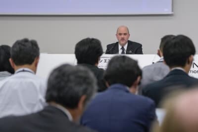 グローバル販売は335万台で、売上高は前年度比525億円減の12兆6332億円。そのうち営業利益は4989億円の698億円減、そして純利益は6709億円減の損失と発表した