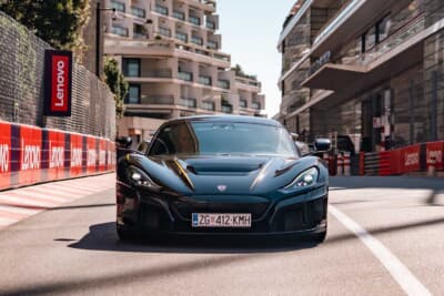 リマック ネヴェーラR:リマックの次世代108kWhバッテリーパックと4基の電動モーターによって駆動され、最高出力2107psを発揮する