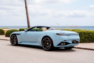 アストンマーティン DB12 ヴォランテ パームビーチエディション：足まわりはグロス・ジェットブラック仕上げのダイヤモンドカット・ヴァンテージ・ホイールを採用