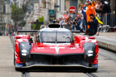 パレードで走行するTOYOTA GAZOO Racingの7号車。ル・マン参戦40周年を記念しての特別カラーリングです