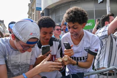 バレンティーノ・ロッシが投げてくれたものをキャッチできてめちゃくちゃ嬉しそうな男子たち