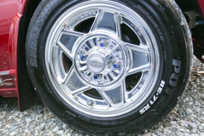 いすゞ 117クーペ：POTENZA RE-71RS（195/60R14 86H）にメッキ仕様のクロモドラ（6J×14）を組み合わせている