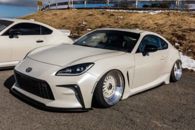 トヨタ GR86：サイドステップが地面に着地寸前。タイヤだけでなくホイールもフェンダーの内側に入り込むほど車高が低い