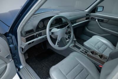 メルセデス・ベンツ「500SEL 5.0 AMG ブルーベリー」（C）Courtesy of RM Sotheby's