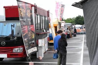 あいにくの天候ながら食は充実、ということでキッチンカーが多数出展