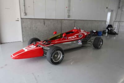 アウグスタMkIII：FLの先駆けとして人気の高かったコンストラクター、レーシングクォータリーの第三世 代。解良喜久雄さんがシャシーを設計し、カウルは由良拓也さんがデザインしたアウグスタMkIII