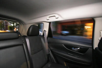 ピラーによる死角を解消するには、「ちょっと見えづらいな」と思ったときに、ミラーなどに頼らず、首を動かして直視する