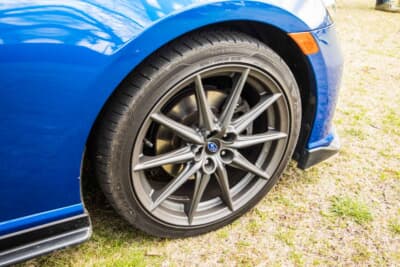 スバル BRZ：ホイールは現行型ZD8型の純正18インチアルミを採用している
