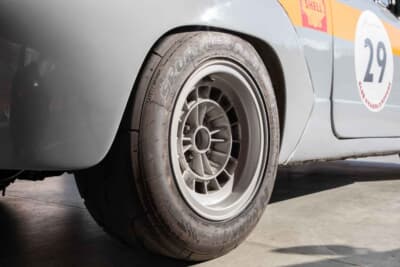 フィアット アバルト1000TCR:フィアット アバルト1000TCR:カンパニョーロ製のエレクトロンホイールを装着。リアは1サイズ拡大されたホイールが組み込まれた