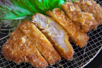 細かい繊維の間から肉汁があふれる