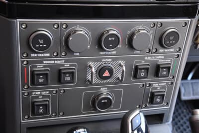 イネオス「グレナディア」：ひとつひとつのパネルが六角ボルトで止まっており、修理や取り外しの際はピンポイントで取り外しができる作りだ