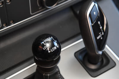 イネオス「グレナディア」：トランスファーレバーのレイアウトは、右前がハイギヤード、左後ろでローギヤード4WD。左側の前後で、ハイロー4WDのそれぞれセンターデフロックがかかる