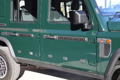 イネオス「グレナディア」：ドア面のプロテクションも独特でギミック