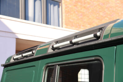 イネオス「グレナディア」：4本のルーフレールは最大で150kgの荷物をルーフに固定出来る。また、屋根上の4本のラバー製ルーフストリップが固定した荷物から塗装面を保護してくれる。オプションでリアドアにつけるアルミ製アクセスラダーもある