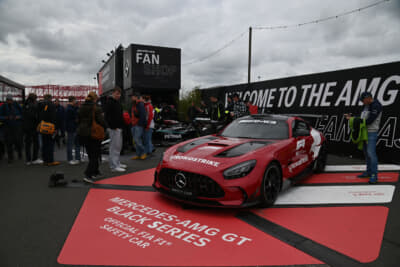 メルセデスAMGのブースにはF1マーシャルカー仕様のAMG GTブラックシリーズを展示