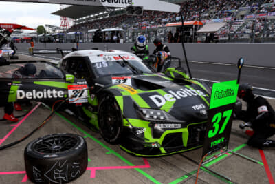 ピット作業をこなす37号車Deloitte TOM'S GR Supra