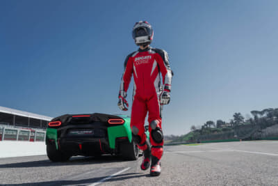 イタリアのイモラ・サーキットで、ランボルギーニ テメラリオとドゥカティ パニガーレV4による直接対決が行われた