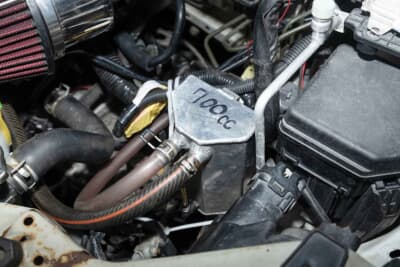 レースカーらしく排気量と同等かそれ以上の容量を持つオイルキャッチタンクを装着する