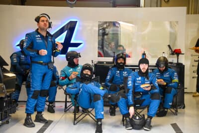 アルピーヌのメカニックさんたち。レース中のもぐもぐタイム