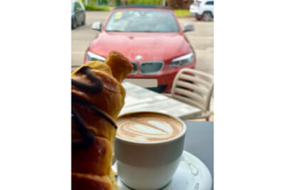 街道沿いのバールに入って美味しいカプチーノと甘いパンでの朝食も楽しいですね