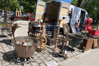 たまにレトロなで素敵な椅子が売りに出されていることも。1点ものをチェック