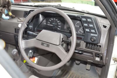 スバル 3代目 レオーネ エステートバン4WD:ダッシュボードは直線的なデザイン