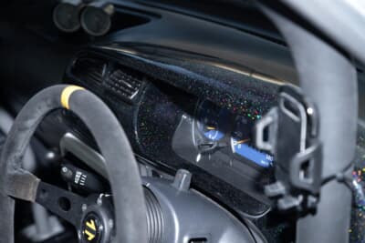 ダイハツ L700型 ミラ:純正のメーターフードはラメ塗装でアレンジ。ステアリングは操作性に優れるバックスキンを選んだという