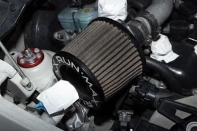 スズキ HA36型 アルト：エアクリーナーの吸気効率を重視して剥き出しタイプを選択。パイピングは自作したとのこと