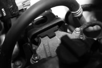 スズキ HA36型 アルト：エンジンマウントに耐震ゴムを挟み込んでいる。リーズナブルに強化するための裏ワザだ