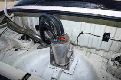 スズキ EA11R型 カプチーノ：トランクにはコレクタータンクで、ガソリンの偏りを防ぐ。カプチーノには必須のパーツだ