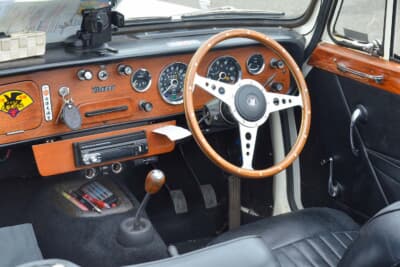 トライアンフ ヴィテス コンバーチブル：ウッドを使用したインテリア