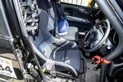 ホンダ N-ONE:ロールケージにフルバケットシート、4点式シートベルトやウインドウネットと、ワンメイクレースの規定どおりに作ったインテリア