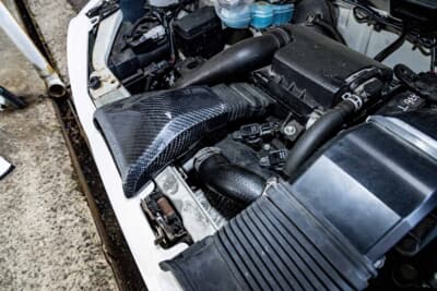 スズキ HA36型 アルトバン:オリジナルのカーボン製エアダクト。空気を取り入れる開口部の面積を拡大し、エンジンルームのドレスアップにも役立つアイテムだ