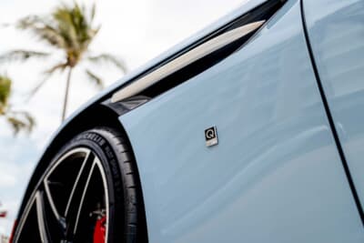 アストンマーティン DB12 ヴォランテ パームビーチエディション：ビスポーク部門「Q by Aston Martin」が製作。パームビーチをイメージしている