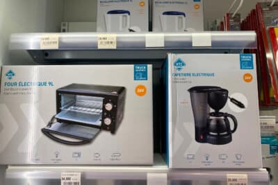 フランスのサービスエリアではシガーソケットで使用できるトースターやコーヒーマシンやケトルも販売されています。ちょっと欲しいかも