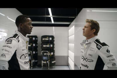 映画『F1（R）／左がエフワン』：ジョシュア・ピアース役のダムソン・イドリス、右はソニー・ヘイズ役のブラッド・ピット