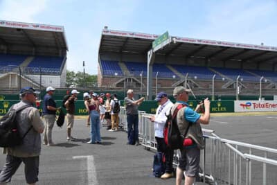 サイン会の時間には一部ですがコースも開放されるので、ファンの方がコース上に出て撮影しています