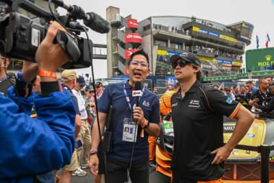 サーキットアナウンサーといえば、ピエール北川さん！　佐藤選手にインタビューのところに遭遇しました。