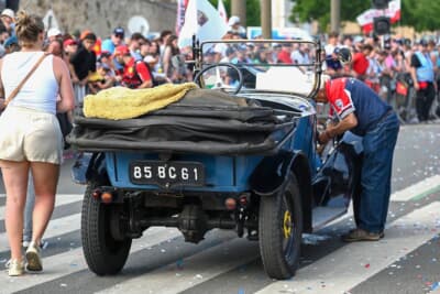 オーバーヒートでクラシックカーは立ち往生