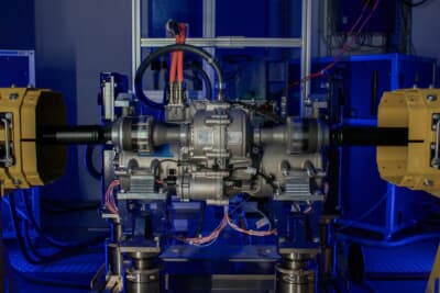 ブガッティ トゥールビヨンのハイブリッドシステムは、フロントeアクスルによって補完される