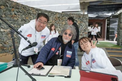 中央の人物はコッパディ小海を監修する岡田邦雄氏、左は大会長である黒澤弘小海町長